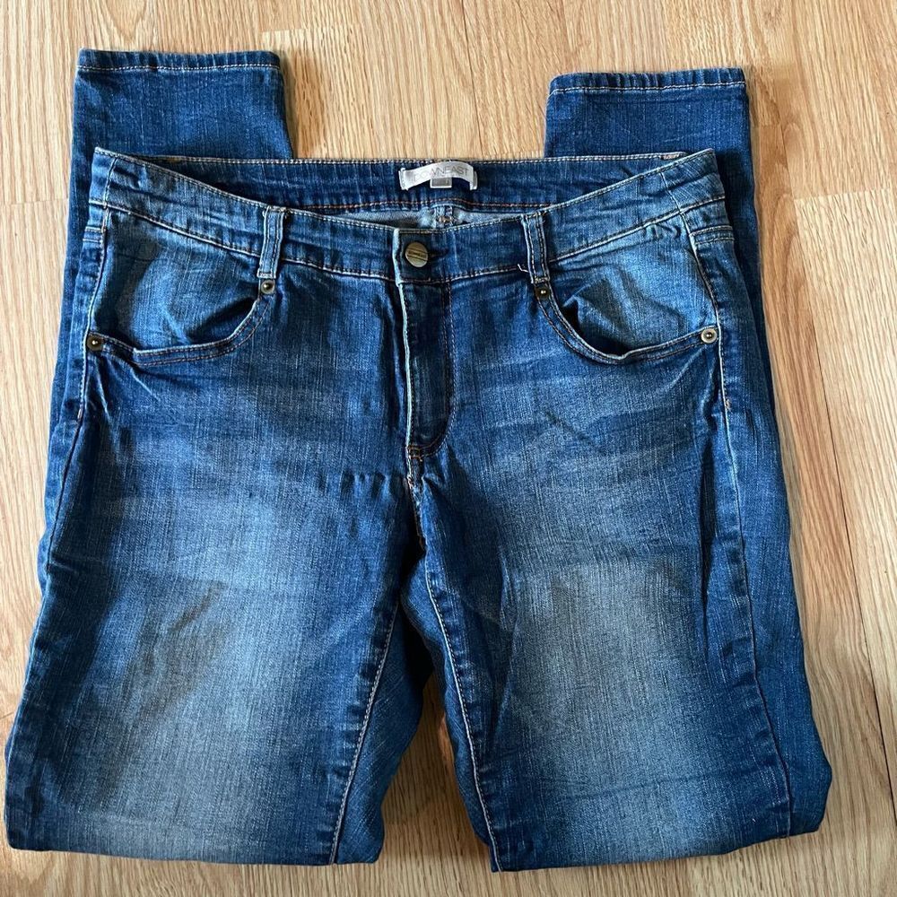 DownEast Womens denim jeans size 10
Back pockets zip
5” bottom hem
Pre-owned
